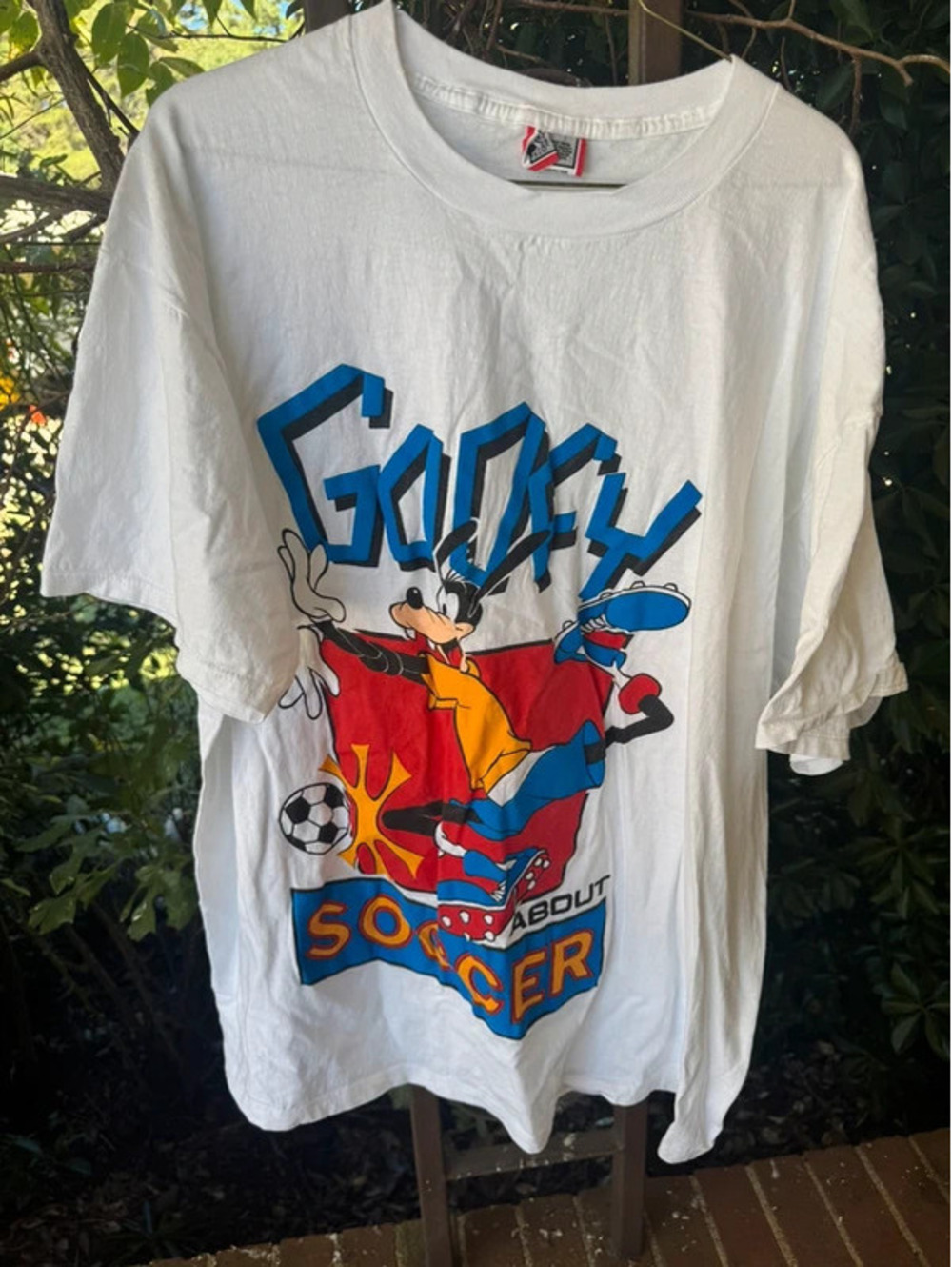 1990s Disney T-shirt Goofy Playing Soccer Ball On Size